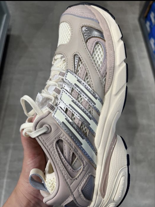 Продам облегченные кроссовки Adidas