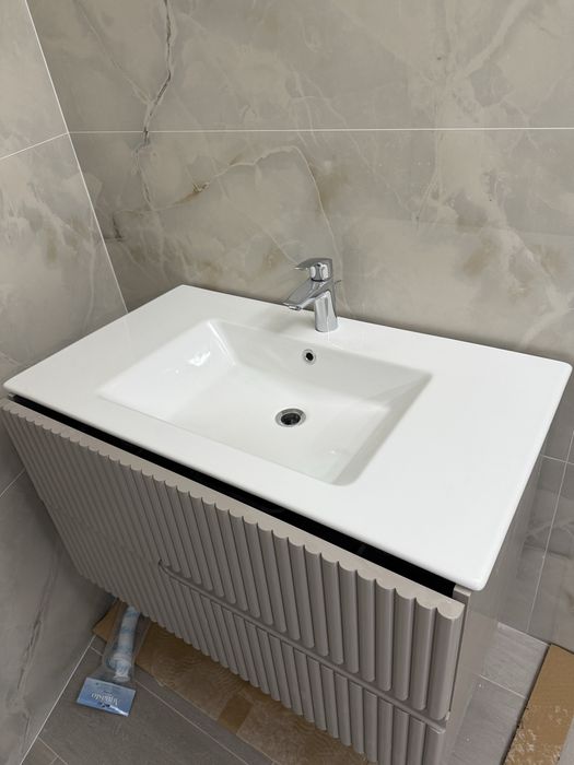 Чисто нов шкаф с мивка за баня!