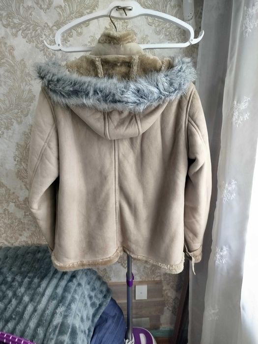 Женская куртка с искусственным мехом
