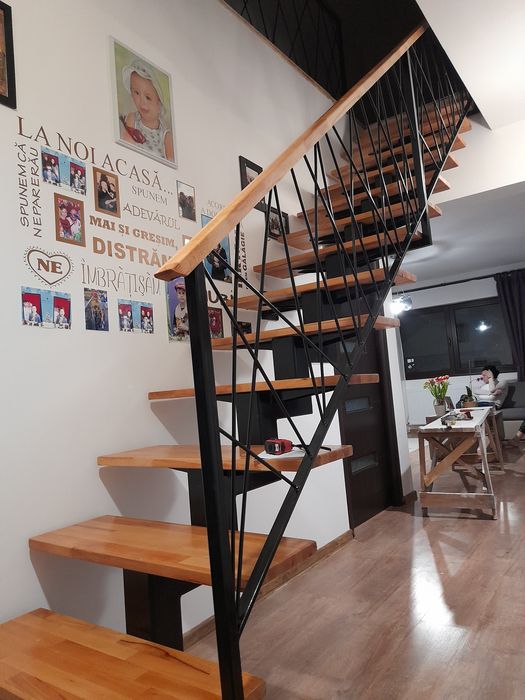 Scări metalice interioare pe vang central cu trepte din lemn masiv