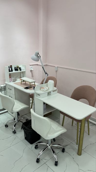 Стол для маникюра сдается в салоне