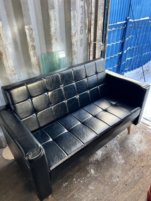 Диван из кожзаменителя