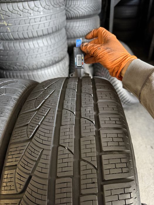 2 anvelope iarna ca NOI 235/45/20 , Pirelli , 7.5 mm !