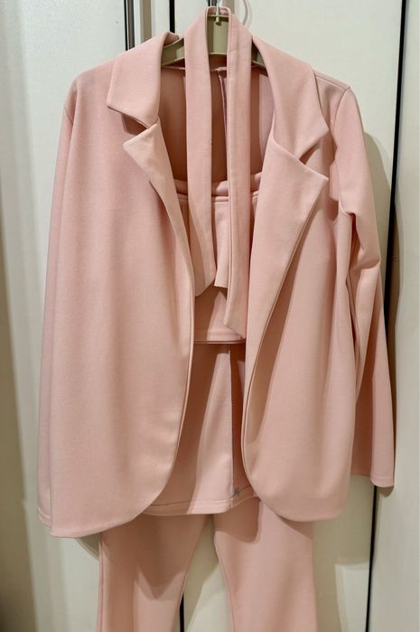 Елегантно костюмче за момиче от три части