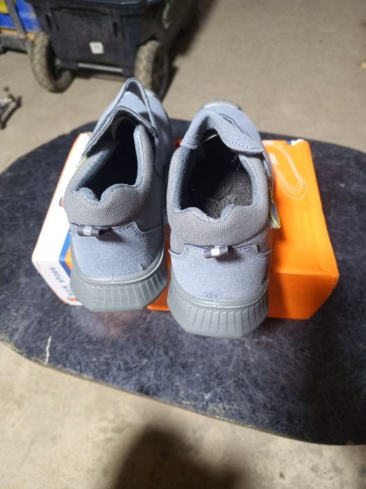 Продам спец обувь размер 42 новый