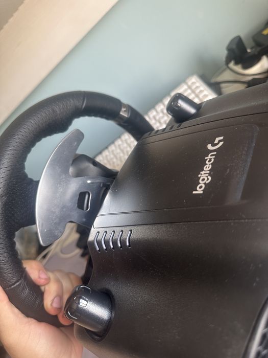 Pedale cu volan logitech.
