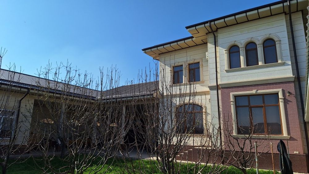 Uy hovli uchastka Qibray