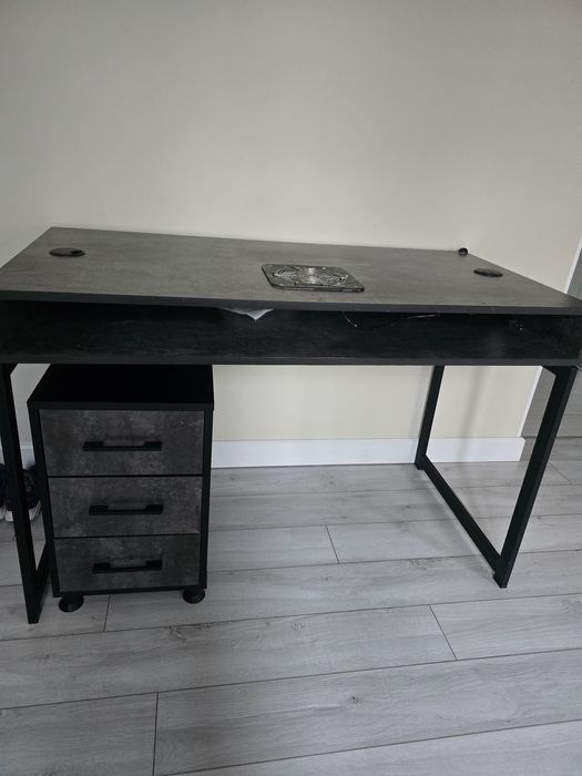 Продаётся  стол для мастеров маникюра