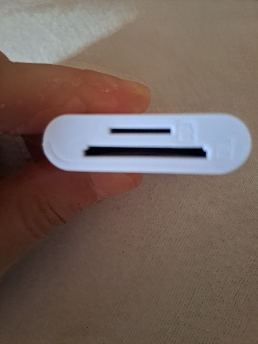 Продавам четец, за карти 2 в 1,SD/TF, за Ipohne /IPad,съвместим с системи Apple  бял