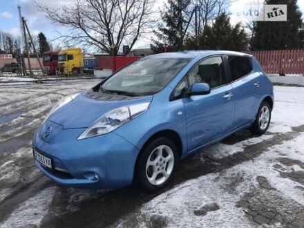 Elektromobile Nissan leaf синего цвета