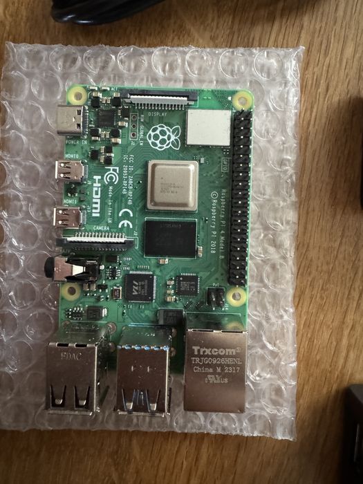 Raspberry Pi4 4 GB с зарядно, пасивна кутия и кабел с ON/OFF бутон