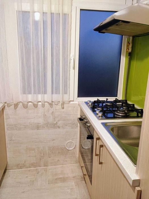 Vând apartament 2 camere, decomandat, 2 balcoane, mobilat, utilat, izolat interior (vată+rigips) inclusiv tavanele și pereții