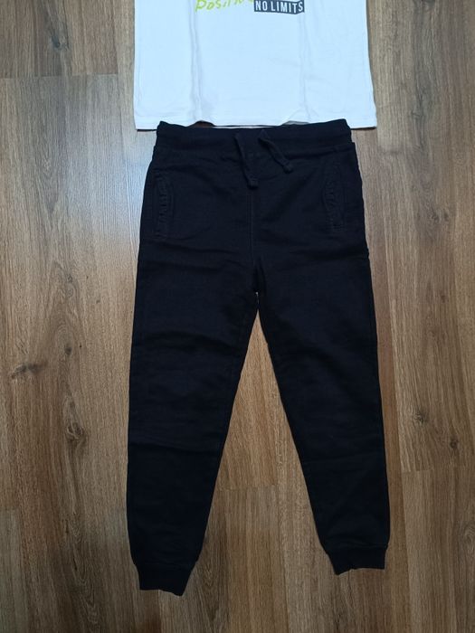 Черно спортно долнище и бяла тениска 128см.