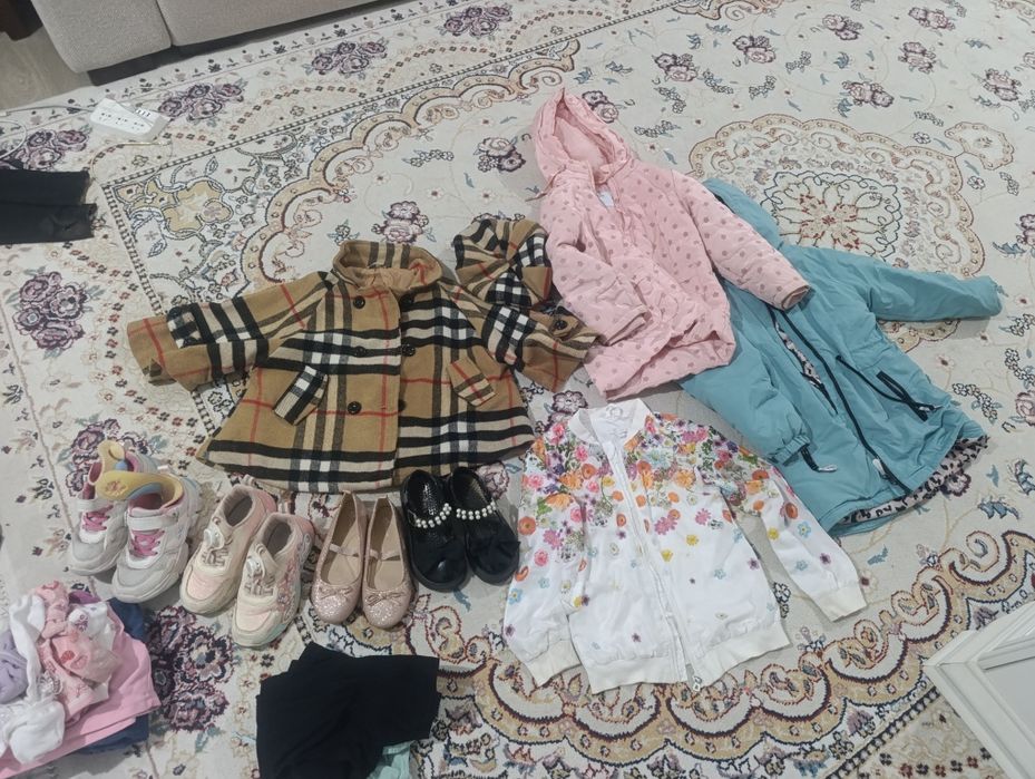 Продам пальто и куртки для девочки 6-7лет