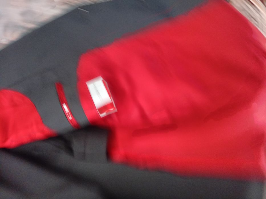 Vând 2 costume ,cel negru  nou