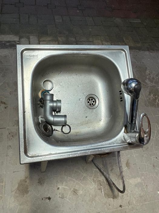 Vand chiuveta inox cu robinet inclus