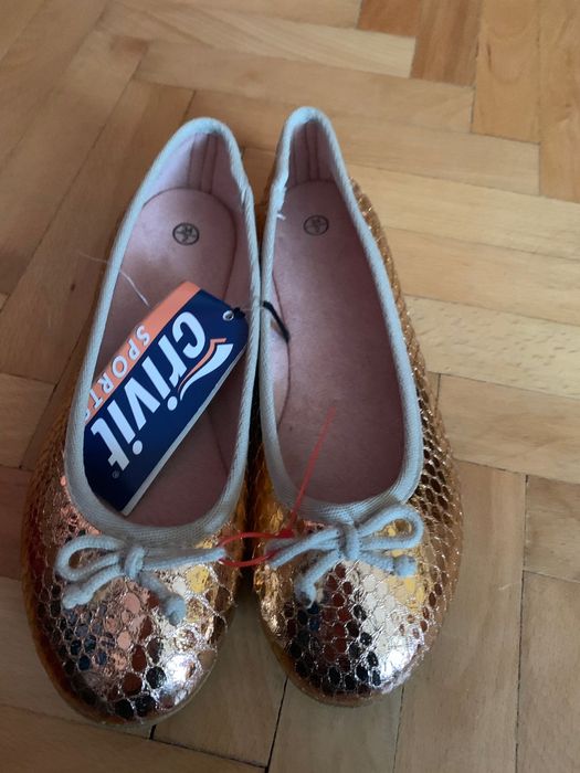 Чисто нови детски пантофки за навън