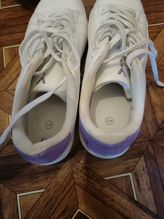 Vând adidași mărime mare