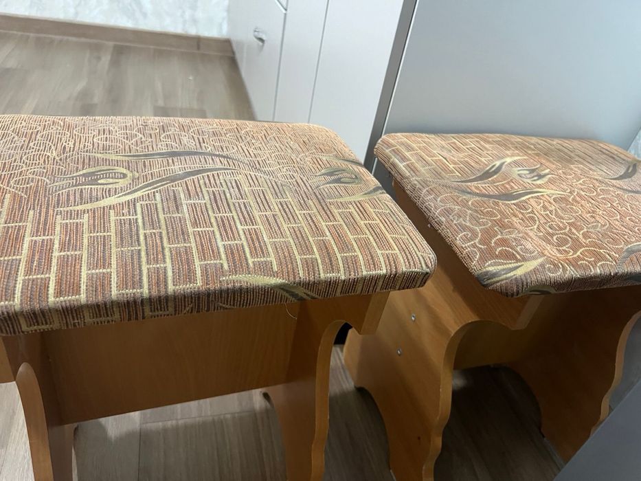 Стол и стулья для кухни