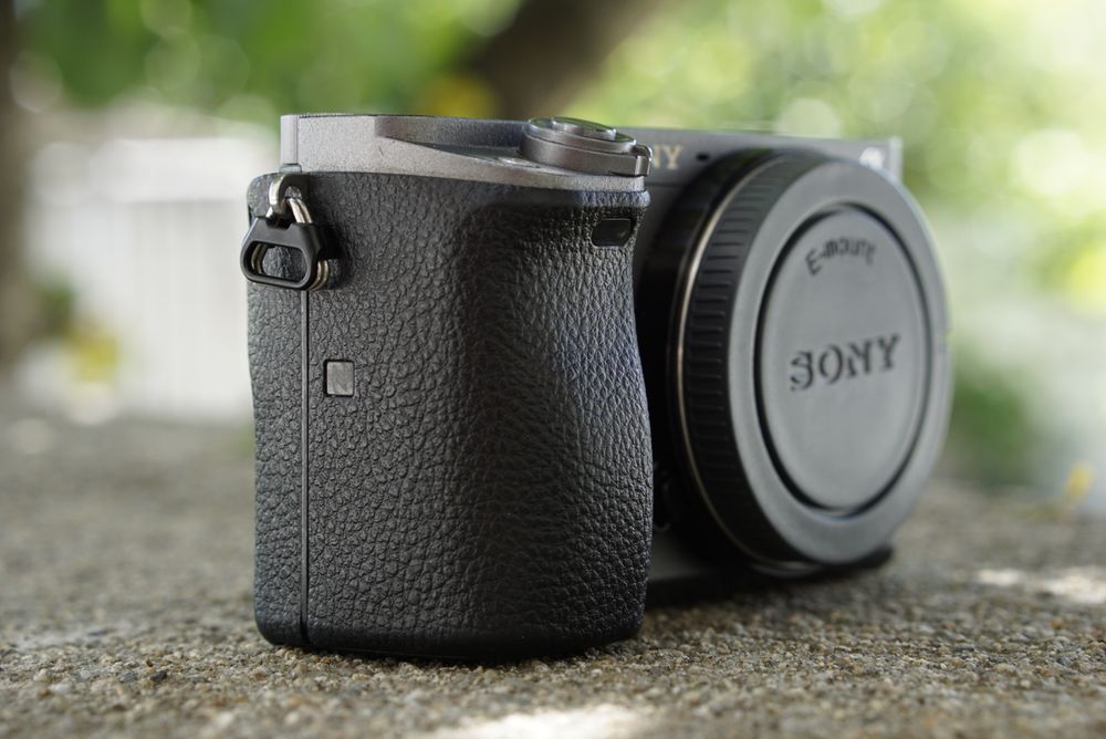 Sony A6000 (Silver Black Edition)