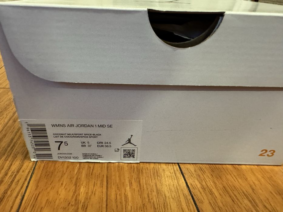 Vand ghete Jordan 1 Mid SE originali 100%, marimea 38,5