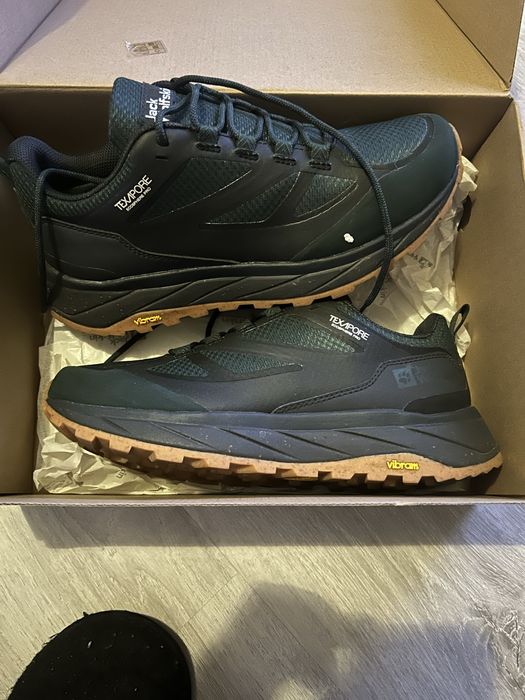 Jack Wolfskin”Noi” Terraventure Texapore Low, special concepuți pentru a oferi aderență prin talpa Vibram și protecție impermeabilă.