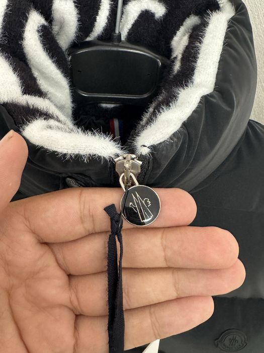 Moncler елек черен мат