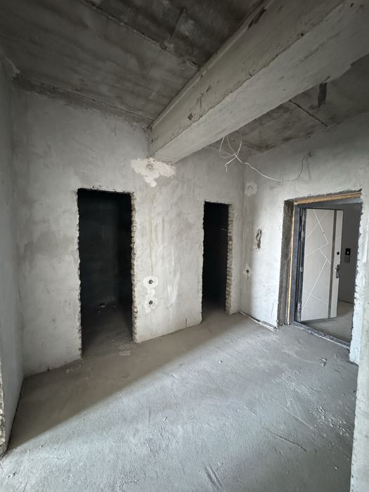 2 qavatda 3 xonali 76 kvadrat kvartira sotiladi