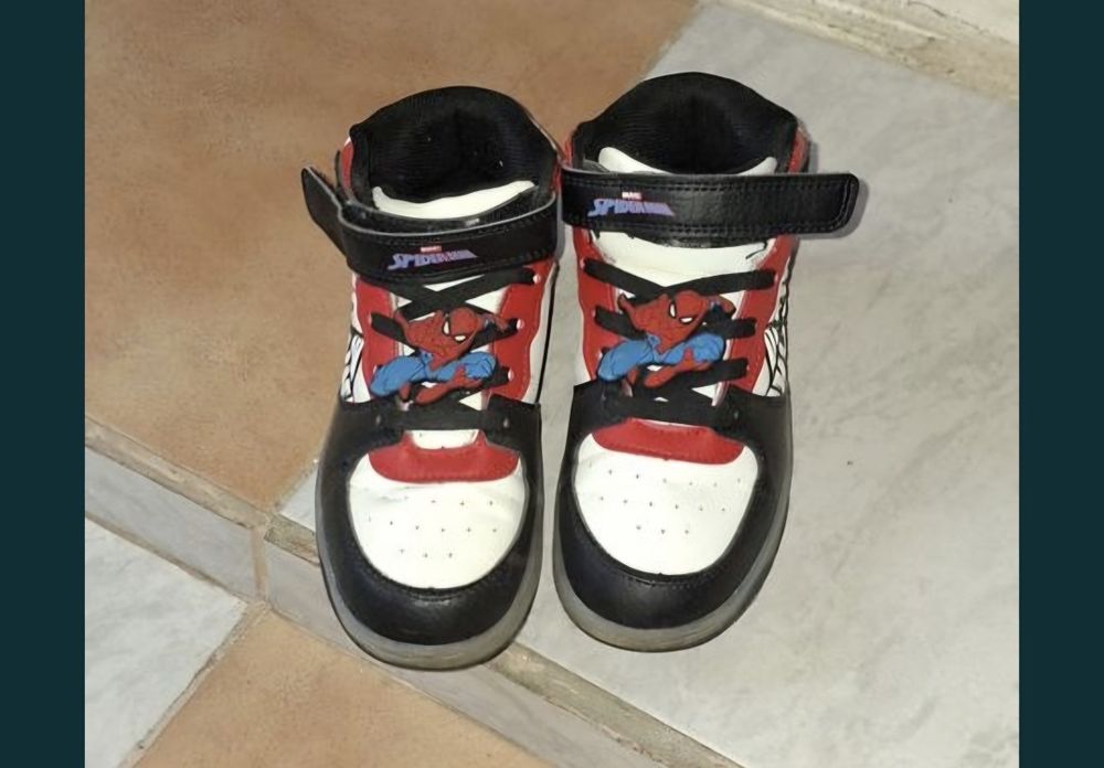 Vand lot adidasi cu lumini