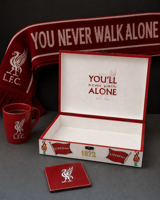 Liverpool - ръчно рисувана кутия за принадлежности