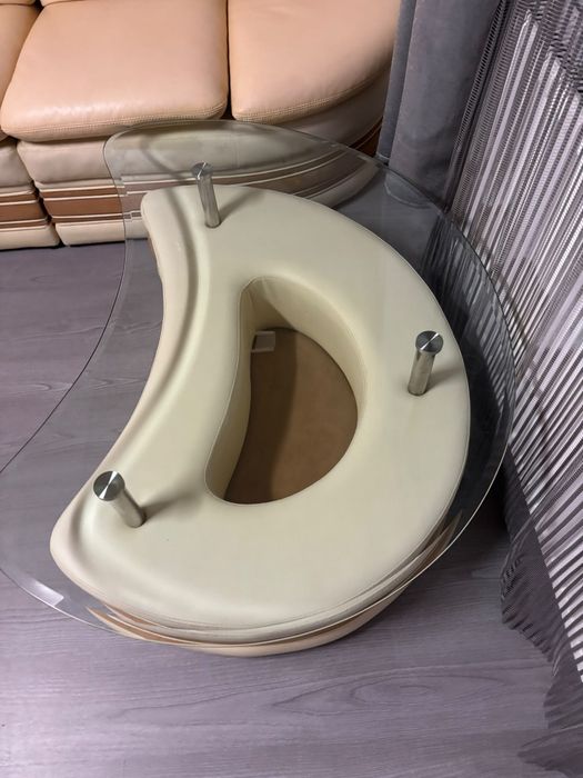 Canapea piele naturala +masuta semi luna din sticla