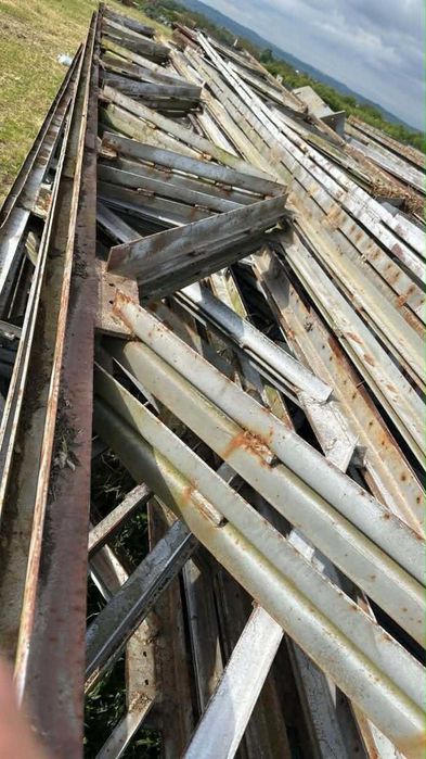 Această hală metalică decomisată este disponibilă pentru vânzare