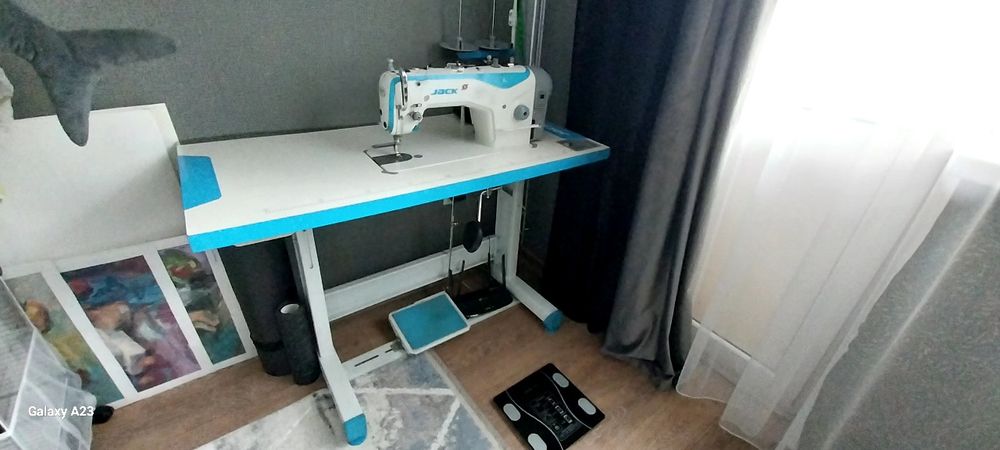 Срочно!Продам швейную машинку