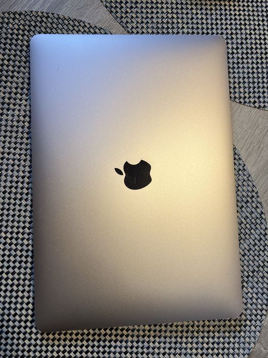 MacBook Air M1 (2020) / 8GB / 256GB SSD / Много добро състояние / Батерия 86%