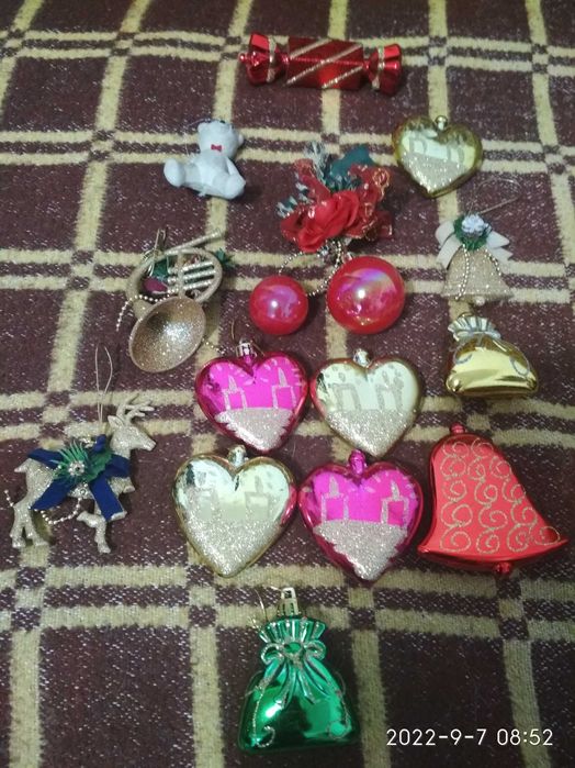 Елочные игрушки .