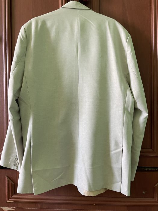 Чиройли костюмлар сотилади.