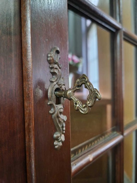 Ъглова витрина от две части