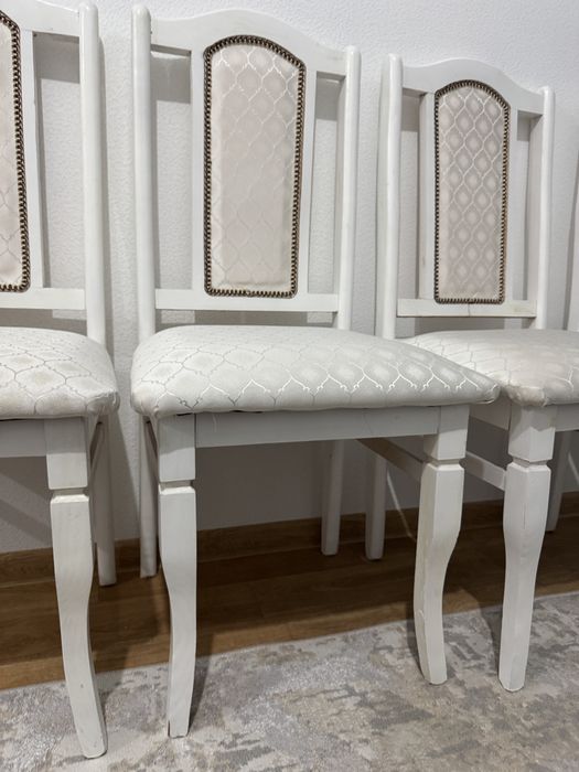 Стулья качественные, белые. 5 штук