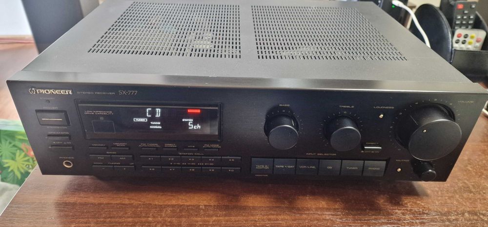 Pioneer SX 777 functional,stare buna estetic 8,5/10, fara interventii, din colectia personala Nu ma ocup cu cumparari si revanzari.