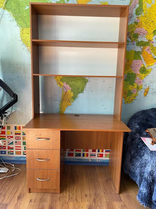 Стол рабочий с полками в очень хорошем состоянии