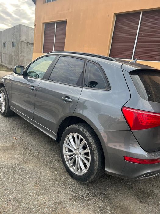 Audi Q5 S-line arata impecabil