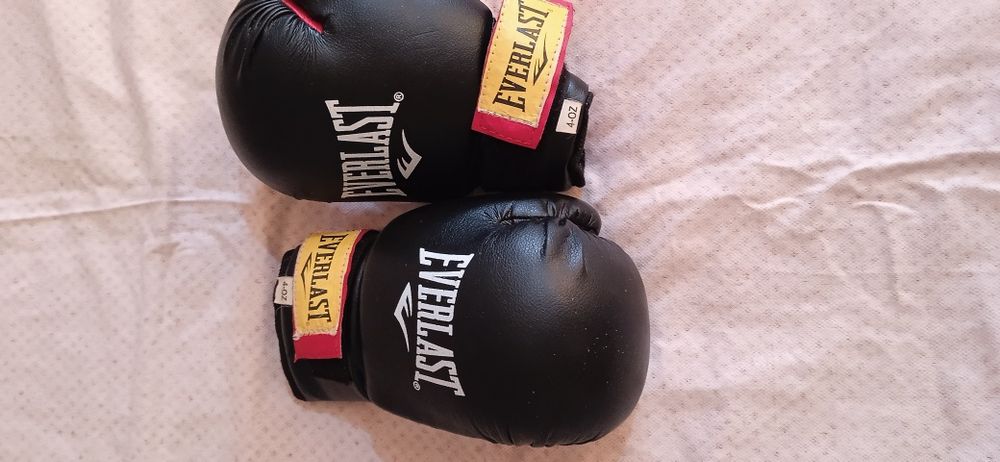 Продам боксерские перчатки размер 4-oz