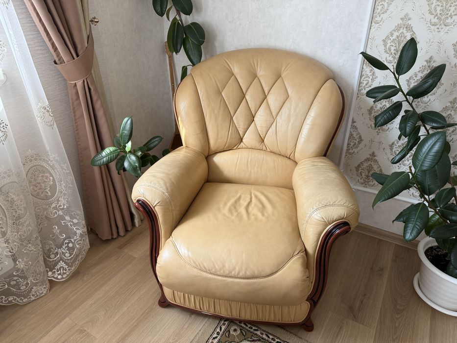 Продам набор кожаный диван и кресла