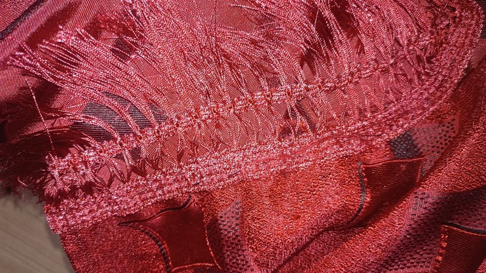 Продам шторы красного цвета