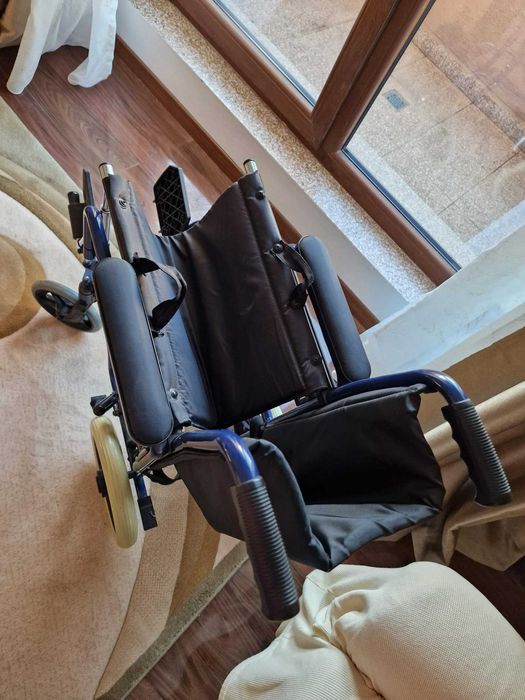 Scaun cu rotile pliant ptr transport varstnici sau dizabili - ca nou !