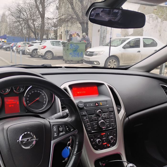 Vând Opel Astra j