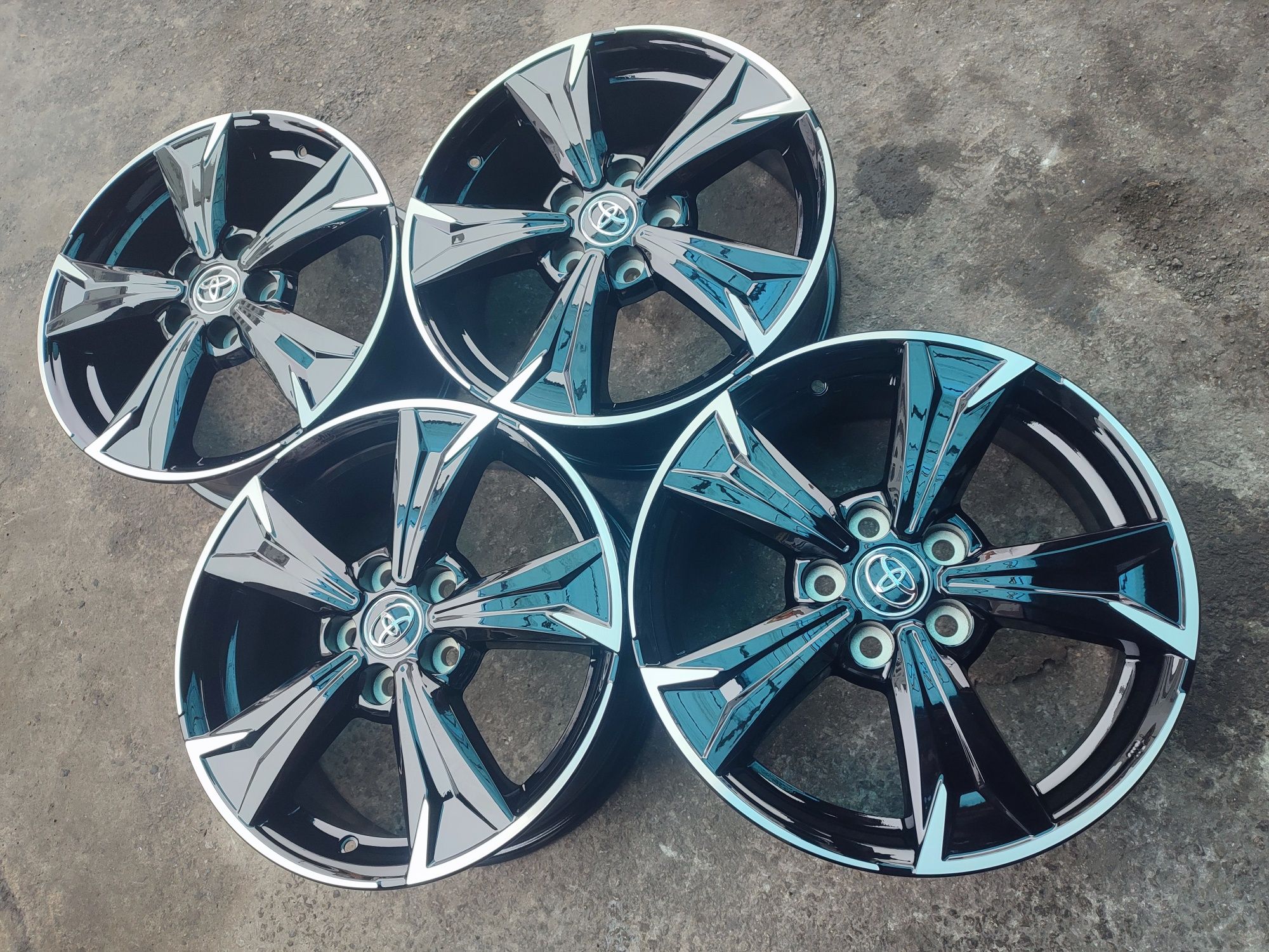 17" оригинални ал. джанти с датчици за Toyota Corolla,C-hr,Yaris cross ...