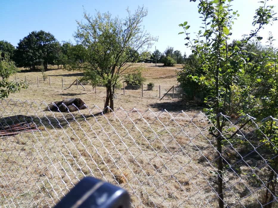 Изграждане на огради с циментови колове и поцинкована мрежа