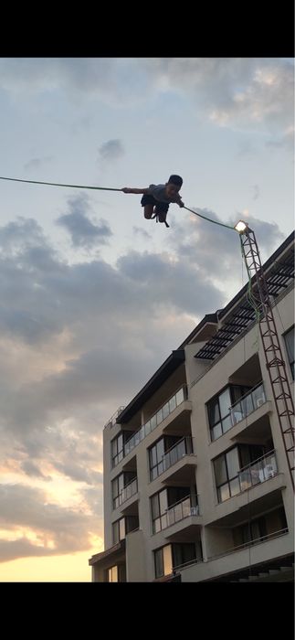 Бънджи трамплин атракцион