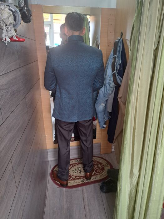 Costum cu cămașă și cravata de mire